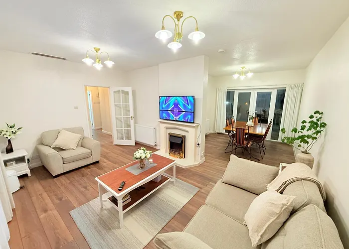 Cannon Village- Elegance & Comfort By Cannon Park , A Historic Retreat Next To The University Of Warwick ,Free Parking ,3 Bedrooms ,Sleeps 9